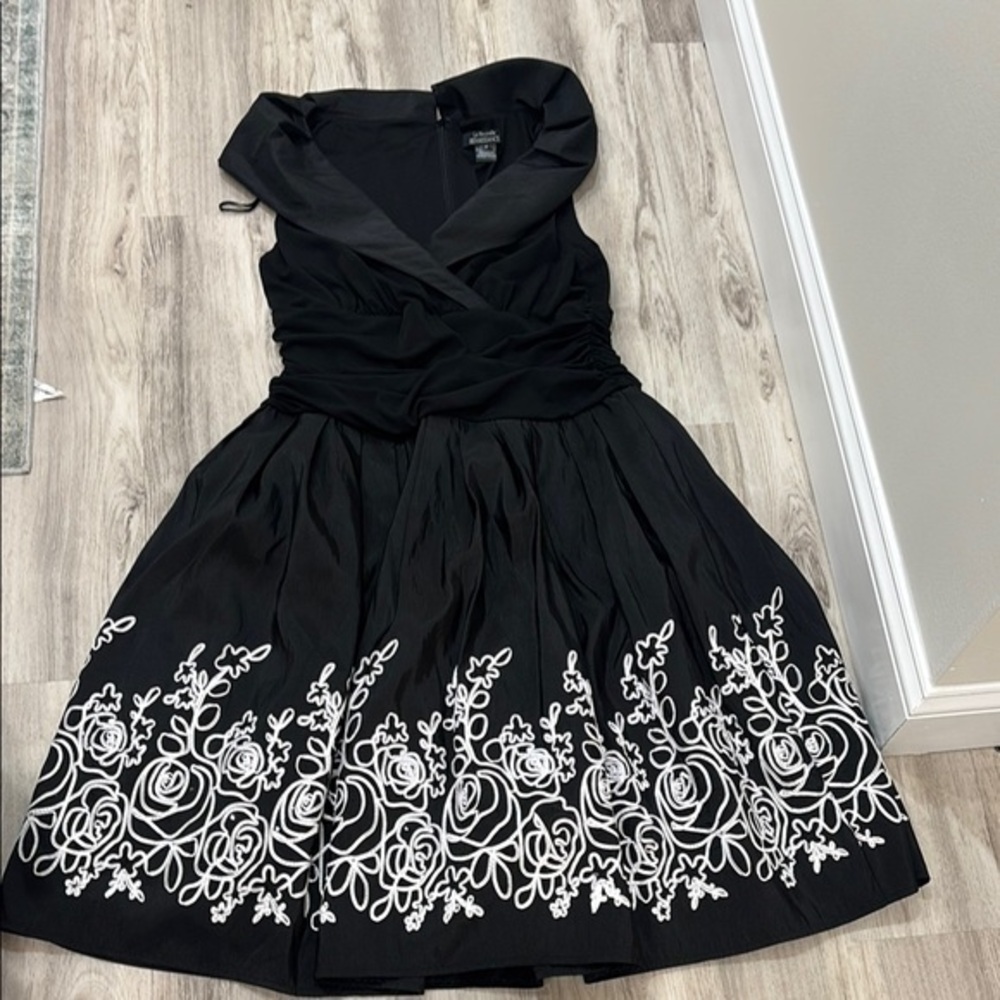 La Nouvelle Renaissance  elegant formal Black and White Floral Dress size 16